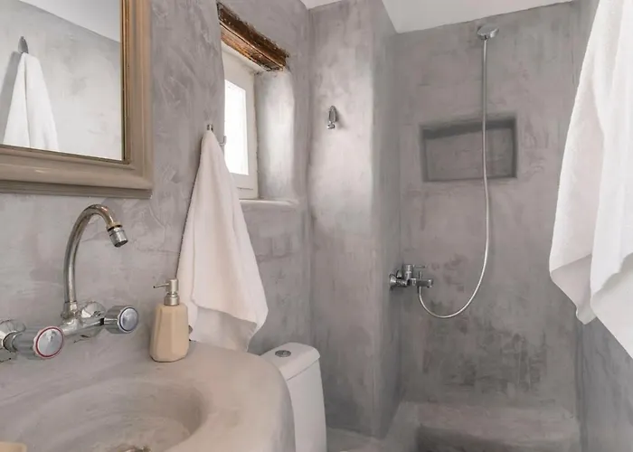 Brand New Deluxe With Balcony Center Apartment